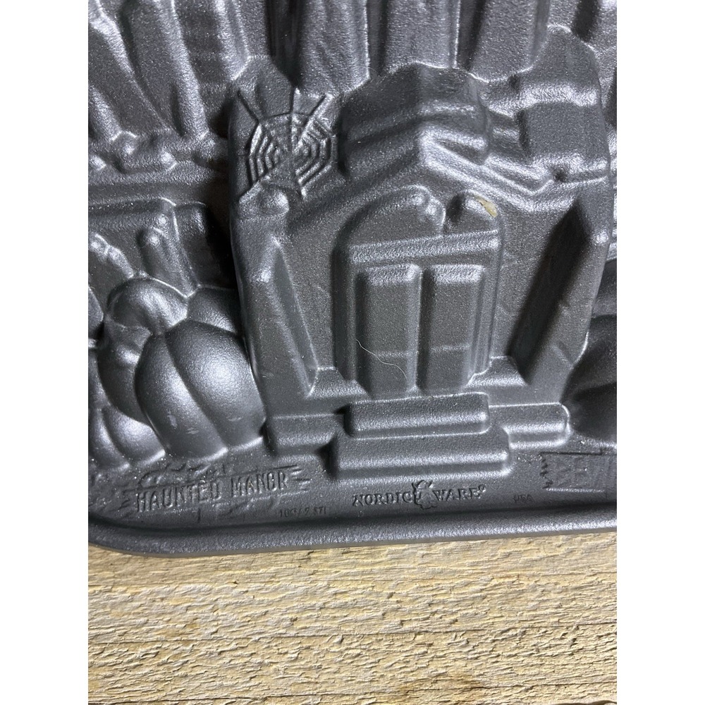 Nordic Ware Haunted Manor Bundt Cake Pan Cast Aluminum 3D House - Picture 3 of 6